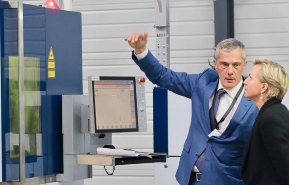 Philippe Chédru, Président du Groupe Oxymetal, et Virginie Calmels lors de l’inauguration du site Oxymetal Sud-Ouest à Pompignac en 2018