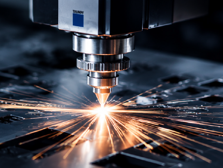 Tête de découpe laser fibre en opération
