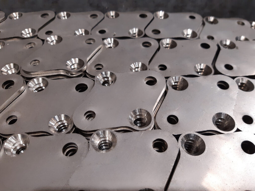 Pièce métallique pliée et usinée par Oxymetal