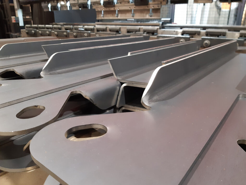 Pièce métallique pliée et usinée par Oxymetal