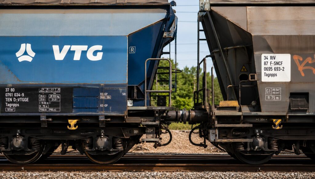 Wagon trémie de fret ferroviaire sur une voie