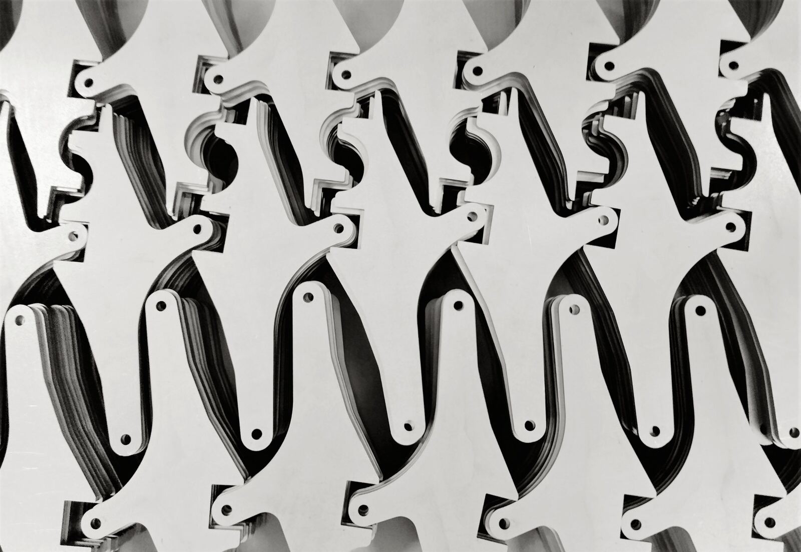 Pieces metalliques decoupees au laser, alignees et identiques