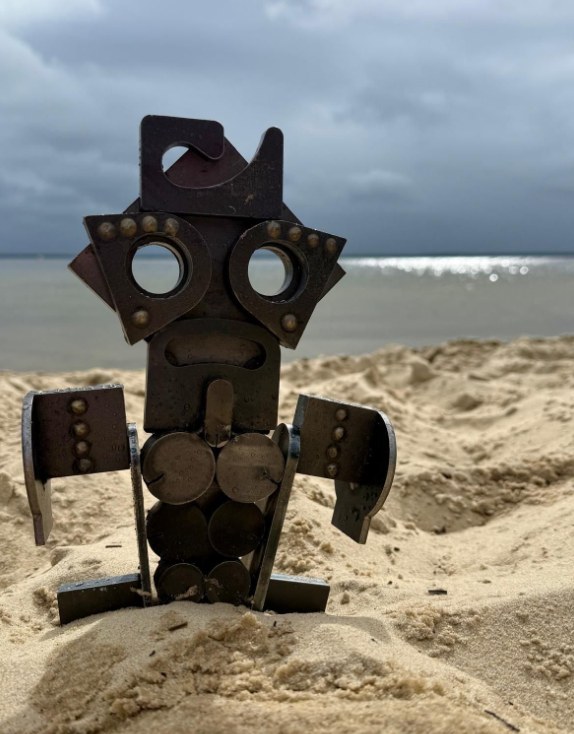 Le totem decoupe par Oxymetal, plante sur la plage de Bombannes