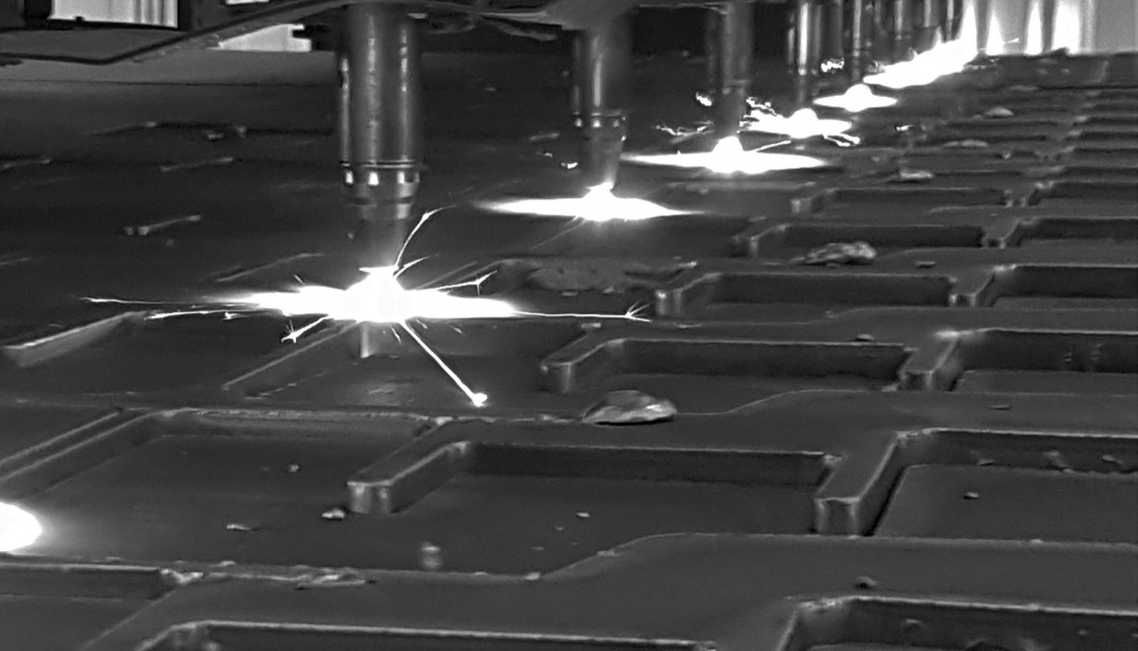 Torches d'oxycoupage en action dans l'atelier des origines d'Oxymetal