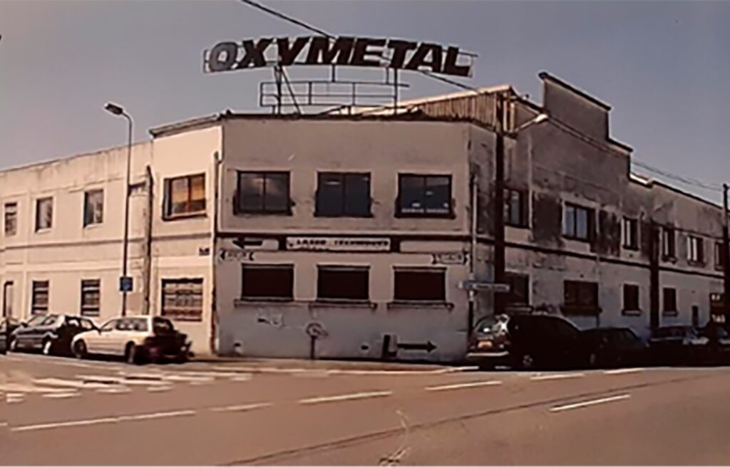 La facade de l'usine Oxymetal, rue Carle-Vernet a Bordeaux, en 1984